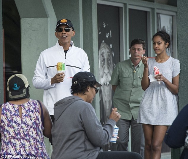 Ông Obama bắt tay và nói chuyện với những người dân địa phương