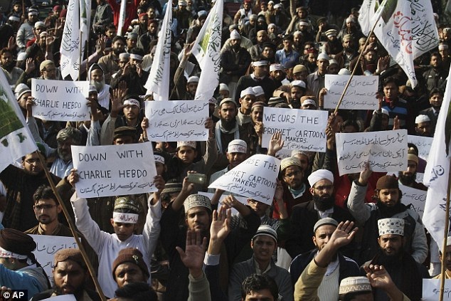 Pakistan: Biểu tình lớn đòi “treo cổ” các họa sĩ Charlie Hebdo - 2 Gần 300 người đã diễu hành tại thành phố Lahore, phía Đông Pakistan, để lên tiếng phản đối tờ