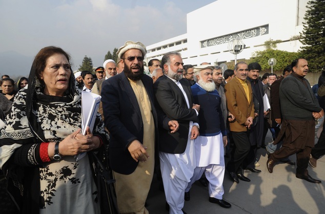Pakistan: Biểu tình lớn đòi “treo cổ” các họa sĩ Charlie Hebdo - 4 Những người biểu tình còn đốt lá cờ nước Pháp tại thành phố Multan (Ảnh: