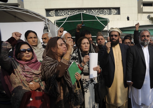 Pakistan: Biểu tình lớn đòi “treo cổ” các họa sĩ Charlie Hebdo - 6 Những người biểu tình còn đốt lá cờ nước Pháp tại thành phố Multan (Ảnh: