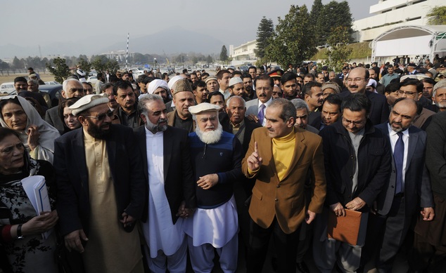 Pakistan: Biểu tình lớn đòi “treo cổ” các họa sĩ Charlie Hebdo - 5 Những người biểu tình còn đốt lá cờ nước Pháp tại thành phố Multan (Ảnh: