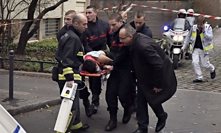 Khủng bố tòa báo: Vụ thảm sát đẫm máu nhất tại Pháp trong 40 năm qua - 1 Một nạn nhân bị thương đang được chuyển khỏi hiện trường vụ xả súng