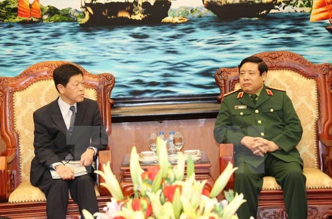 Hợp tác quốc phòng Việt - Nhật ngày càng đi vào chiều sâu - 1 Đại tướng Phùng Quang Thanh tiếp Ngài Tokuchi Hideshi. (Ảnh: Hồng Pha/TTXVN)