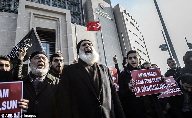 Pakistan: Biểu tình lớn đòi “treo cổ” các họa sĩ Charlie Hebdo - 7 Người Hồi giáo tại Thổ Nhĩ Kỳ đã biểu tình trước của tòa án ở Istanbul phản đối tờ báo
