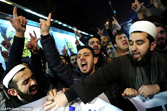 Cộng đồng Hồi giáo nổi giận trước tranh biếm họa mới về Mohammed - 6 Người dân ở Istanbul, Thổ Nhĩ Kỳ, phản đối báo