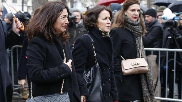 Tranh biếm họa phủ kín quan tài nạn nhân vụ khủng bố Charlie Hebdo - 11 Con gái của họa sĩ Georges Wolinski (ngoài cùng bên trái) tại lễ tang của ông