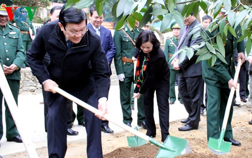 Chủ tịch nước chúc Tết đồng bào, chiến sĩ tại Lào Cai - 3 Chủ tịch nước trồng cây kỷ niệm