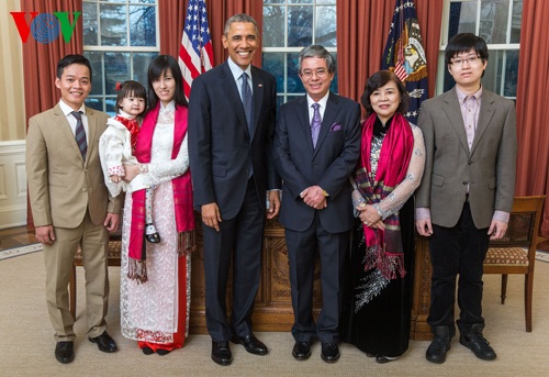 Đại sứ Phạm Quang Vinh trình Quốc thư lên Tổng thống Mỹ B.Obama - 3 Tổng thống Obama và gia đình Đại sứ Phạm Quang Vinh tại lễ trình Quốc thư