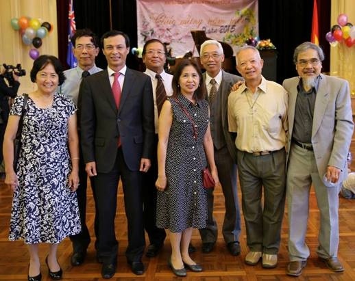 Kiều bào Australia chụp ảnh kỉ niểm với Đại sứ Lương Thanh Nghị