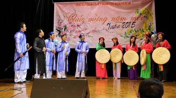 Tiết mục quan họ “Ba quan mời trầu do các bạn sinh viên biểu diễn