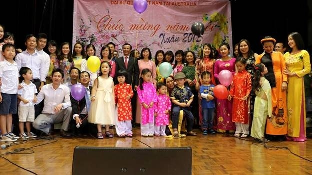 Các khách mời tham gia chụp ảnh kỉ niệm cùng Đại sứ và Phu nhân