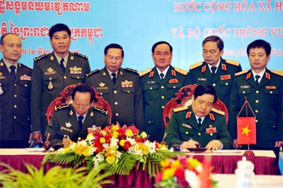 Việt Nam-Campuchia: Tăng cường hợp tác quốc phòng - 1 Lễ ký Nghị định thư và Kế hoạch hợp tác giữa Bộ trưởng Bộ Quốc phòng hai nước. Ảnh Qdnd.vn