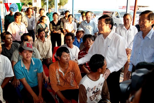Chủ tịch nước thăm và làm việc tại tỉnh Ninh Thuận - 2 Chủ tịch nước thăm ngư dân Ninh Thuận