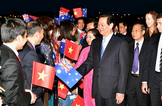 Thủ tướng Nguyễn Tấn Dũng tới Australia - 3 Đại diện cộng đồng người Việt Nam và học sinh, sinh viên Việt Nam đón Thủ tướng. Ảnh: VGP/Nhật Bắc