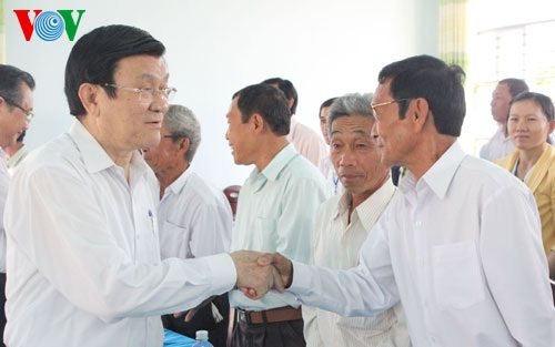 Chủ tịch nước thăm hỏi bà con nhân dân địa phương