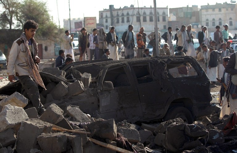 Xúc tiến đưa công dân Việt Nam ra khỏi Yemen - 1 Hiện trường một cuộc không kích của Liên quân Arab gần sân bay Sanaa hôm 26/3 (Ảnh: