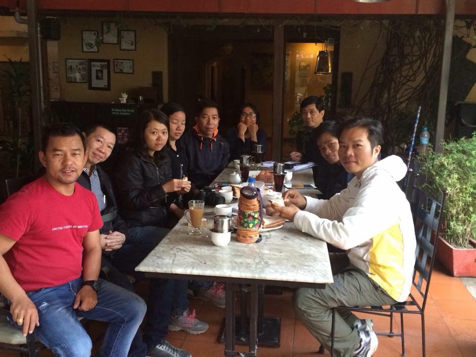 Vẫn chưa liên lạc được với 5 người Việt mắc kẹt trên núi Nepal - 2 Đoàn của Đại sứ quán Ấn Độ cùng các bạn người Việt tại quán Pho 99 ngày 29/4 (Ảnh chị Cương cung
