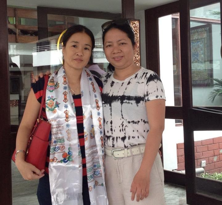 Ấm tình người tại Quán phở Việt trong cảnh động đất ở Nepal - 1 Chị Võ Thị Kim Cương (bên phải)