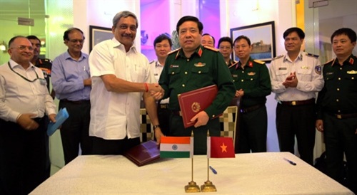 Thủ tướng Ấn Độ Narendra Modi tiếp Bộ trưởng Phùng Quang Thanh. Ảnh: Báo QĐND