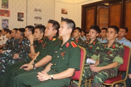 Nhiều sĩ quan tương lai tham dự buổi hội diễ