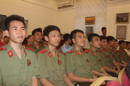 Các học viên chăm chú xem biểu diễn