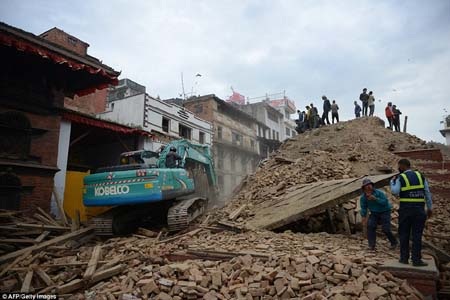 Đã cứu hộ an toàn 5 người Việt bị mắc kẹt trên núi Nepal - 1 Cảnh hoang tàn, đổ nát sau động đất ở Nepal (Ảnh: AFP)