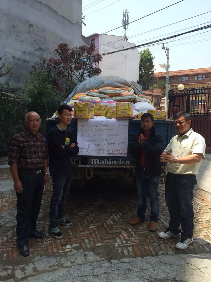 Đã cứu hộ an toàn 5 người Việt bị mắc kẹt trên núi Nepal - 3 Cảnh hoang tàn, đổ nát sau động đất ở Nepal (Ảnh: AFP)