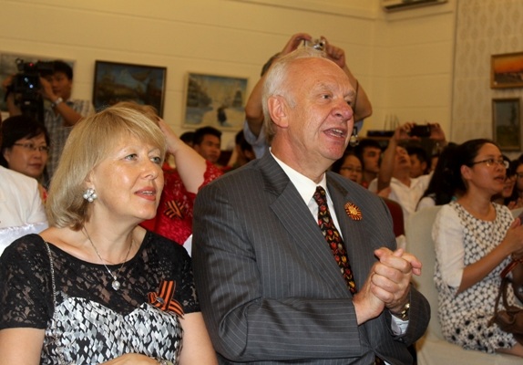 Đại sứ Nga và phu nhân cùng ca vang bài Kachiusha