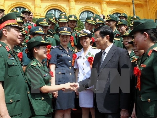 Chủ tịch nước gặp mặt các gương điển hình phụ nữ quân đội