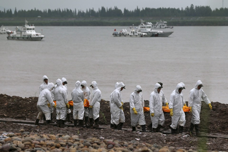 Đội cứu hộ đưa thi thể nạn nhân về nơi bảo quản. (Ảnh: