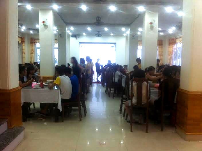 Hàng trăm du khách ăn bữa tối miễn phí tại khách sạn Thái Hà