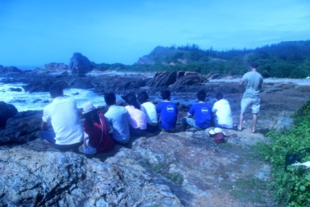 Du khách thăm bãi đá Cô Tô sáng 25/6