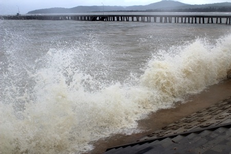 Tại khu vực đập gần cầu cảng Cô Tô