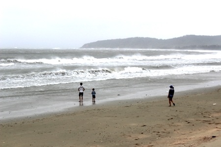 Hình ảnh tại bãi tắm Cô Tô sáng nay