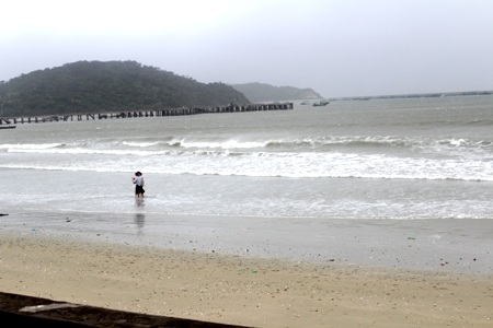 Một số du khách hiếu kỳ vẫn ra biển để ngắm bão