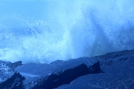 Đến trưa ngày 25/6, tại khu vực bãi đá Cô Tô vẫn còn sóng lớn