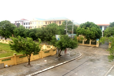 Thị trấn Cô Tô vốn nhộn nhịp vào mùa du lịch trở nên vắng vẻ khi bão về (Ảnh Phạm Hằng)