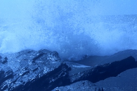 Đến trưa ngày 25/6, tại khu vực bãi đá Cô Tô vẫn còn sóng lớn
