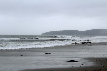 Sóng lớn tại bãi tắm Cô Tô