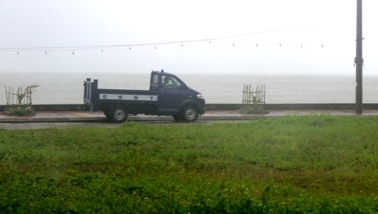 Cảnh sát giao thông yêu cầu mọi người không ra biển khi đang có bão