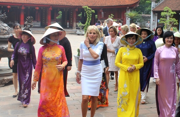 Bà Biden bắt tay các em học sinh mồ côi nhiễm HIV/AIDS tại trung tâm