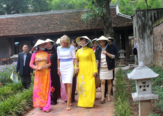 Đại sứ Mỹ tại Việt Nam Ted Osius cũng đến thăm các lớp học