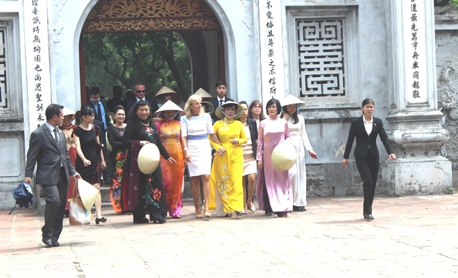 Đại sứ Mỹ tại Việt Nam Ted Osius cũng đến thăm các lớp học