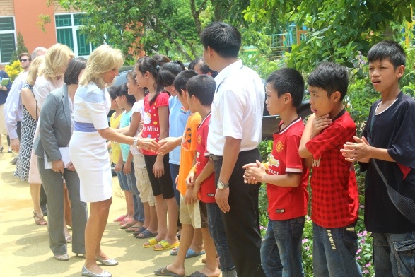 Bà Biden bắt tay các em học sinh mồ côi nhiễm HIV/AIDS tại trung tâm