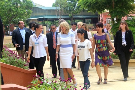 Đại sứ Mỹ tại Việt Nam Ted Osius cũng đến thăm các lớp học