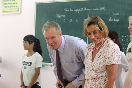 Đại sứ Mỹ tại Việt Nam Ted Osius cũng đến thăm các lớp học