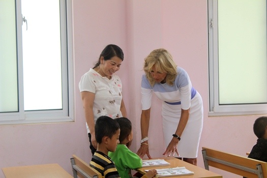 Bà Biden (áo trắng) trò chuyện cùng các em học sinh