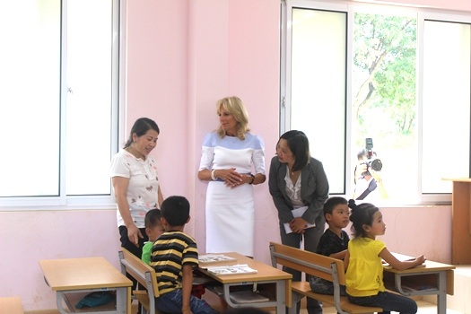 Bà Biden (áo trắng) trò chuyện cùng các em học sinh