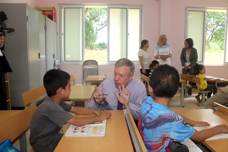 Đại sứ Ted Osius đang hỏi tuổi của các em học sinh