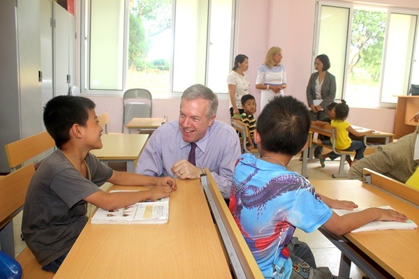 Bà Biden (trái) cười vui vẻ khi xem tiết mục biểu diễn của học sinh